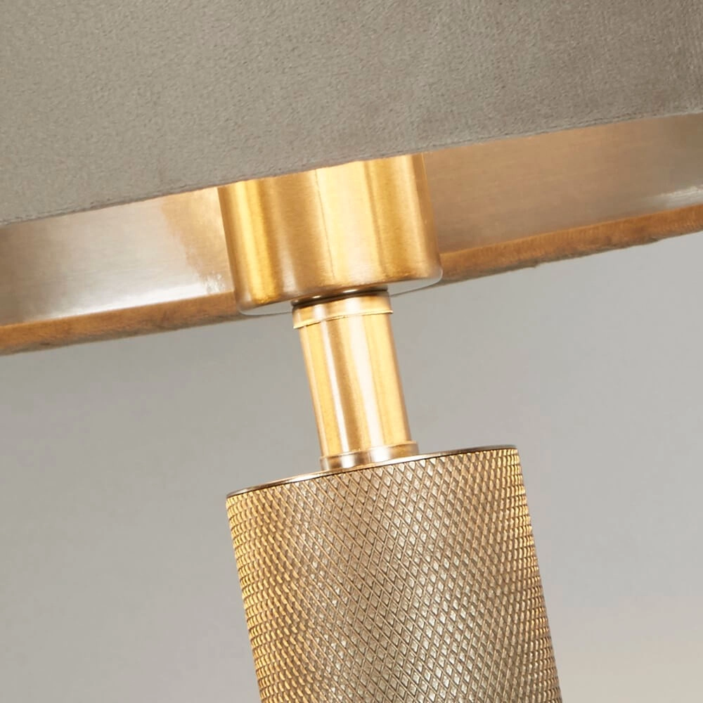 Goldene Tischlampe London mit cremefarbenem Farbton Searchlight 5053423248424