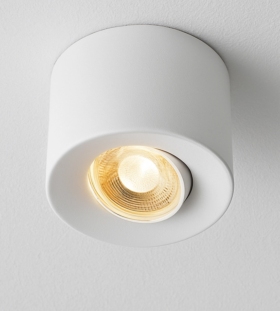 Weißer Aufbaustrahler mit eingeschaltetem Licht
