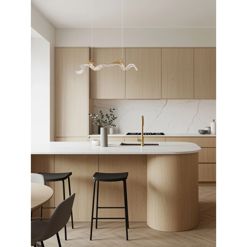 Goldene Pendellampe Avesa mit klarem Glas