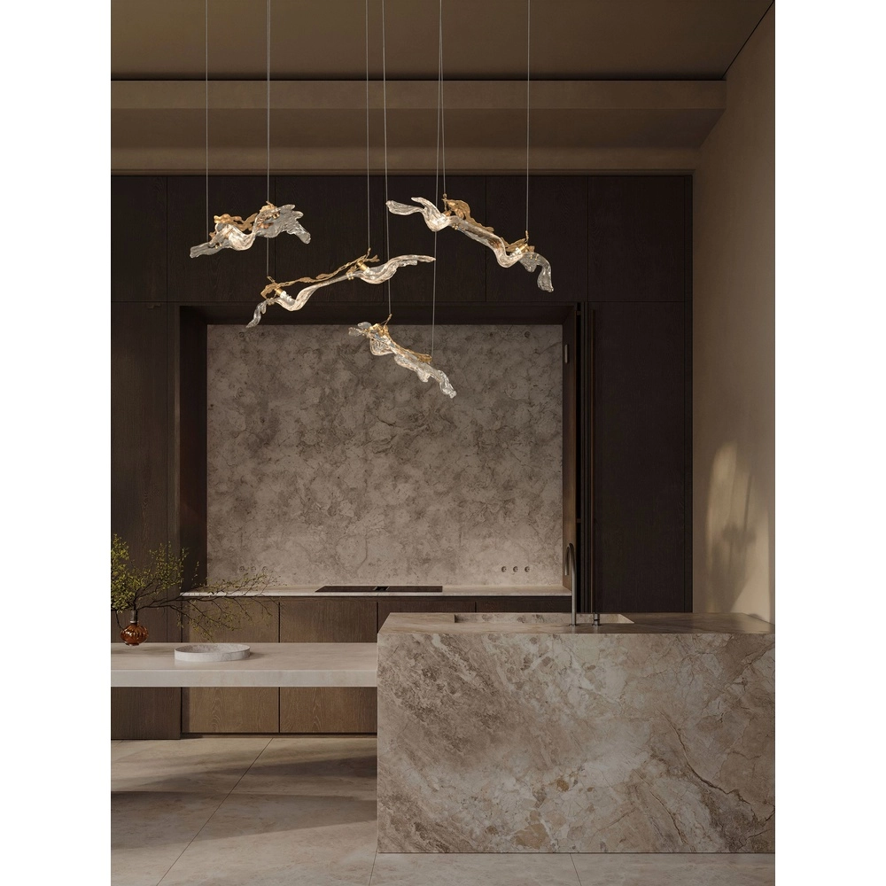Goldene Pendellampe Avesa mit klarem Glas 128 cm