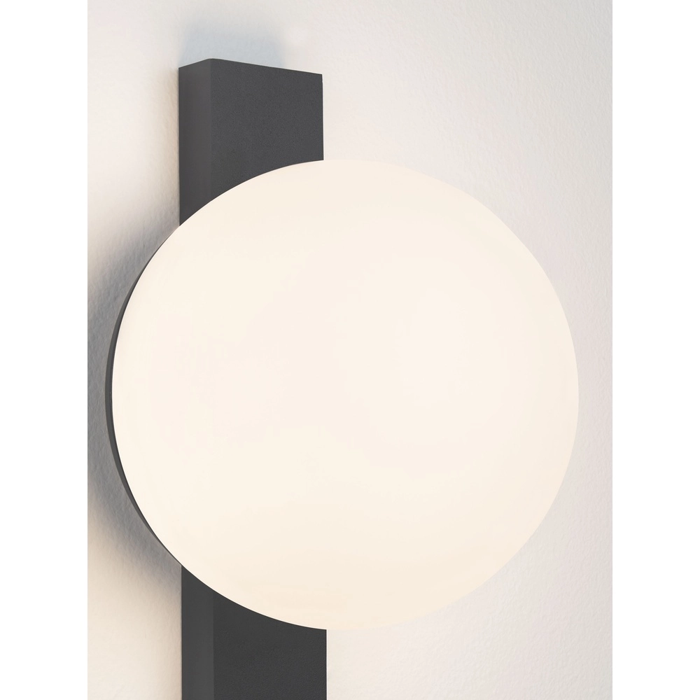 Einzigartige Wandlampe Remi Schwarz mit weißer Kugel Lyora 5212017494467